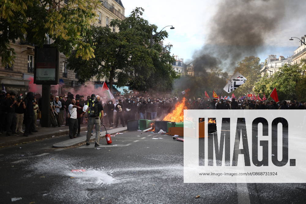 Student Demonstration - Paris Clashes on the sidelines of the students protest against the current state of public education, once again, on October 6, 2026, in Paris, France. They demand more resources for the national education system, and raise against the far right party - le Rassemblement National. Photo by Raphael Lafargue ABACAPRESS.COM Paris France