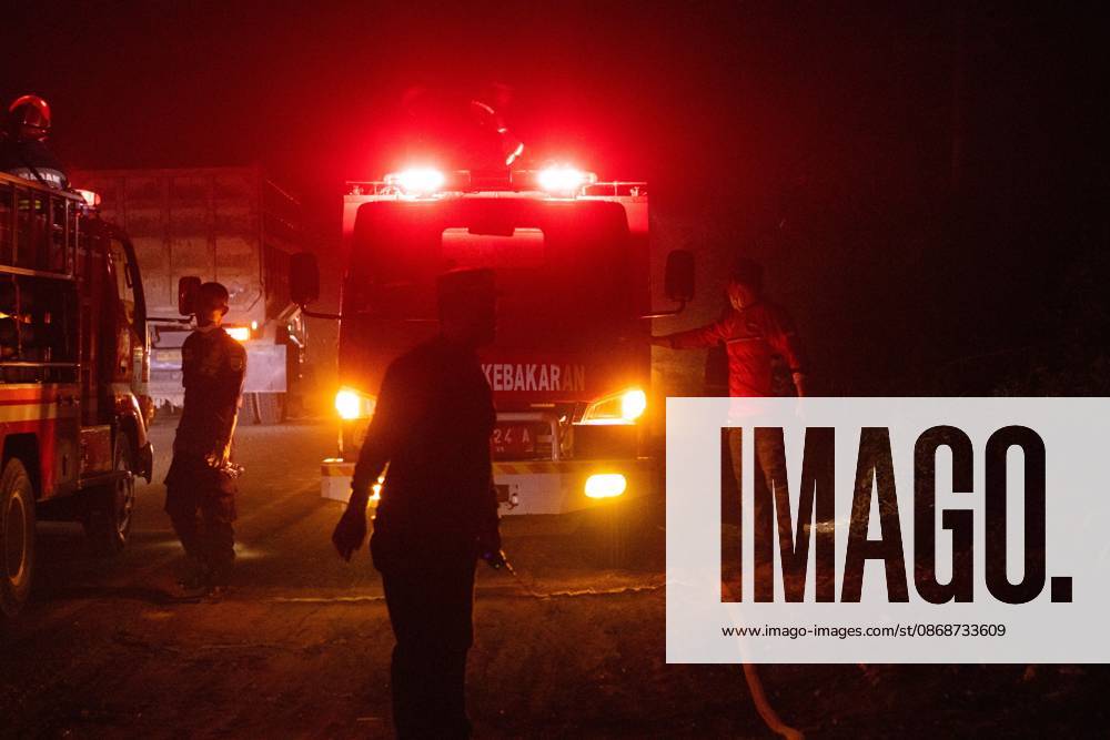 JAMBI, INDONESIA, OCTOBER 6, 2026: Firefighters battle a land fire burning through trees and vegetation in the Penyengat Rendah area of Jambi City, as local residents observe the blaze. Forest and land fires across parts of Jambi and Sumatra continue to affect air quality and raise environmental concerns during the dry season. Jambi Indonesia - ZUMAq101 20261006_zna_q101_116