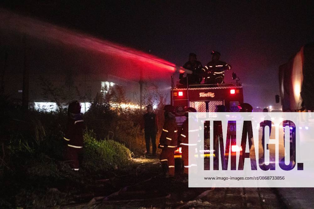 JAMBI, INDONESIA, OCTOBER 6, 2026: Firefighters battle a land fire burning through trees and vegetation in the Penyengat Rendah area of Jambi City, as local residents observe the blaze. Forest and land fires across parts of Jambi and Sumatra continue to affect air quality and raise environmental concerns during the dry season. Jambi Indonesia - ZUMAq101 20261006_zna_q101_123