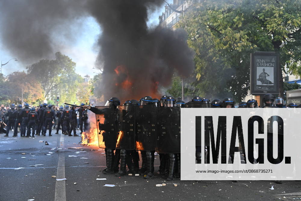 Severe clashes with the police took place during the student demonstration. Student unions had called for a mobilisation of secondary school pupils to demand more resources for secondary schools on 6 October 2026 in Paris. - 06 10 2026 - France Ile-de-France (region) Paris - JulienxMattiax Pictorium LePictorium_0341948