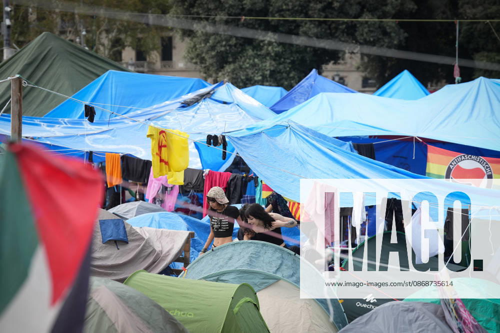 The housing protest camp in Barcelona continues. A general view of the housing protest camp in Plaza Catalunya on October 6, 2026, in Barcelona, Catalonia, Spain. The housing rights encampment in Barcelona’s Plaza Catalunya marks its one-week anniversary this Tuesday. Participants are continuing the protest with no planned end date. OCTOBER 6, 2026 Barcelona Catalonia Barcelona Catalonia Spain