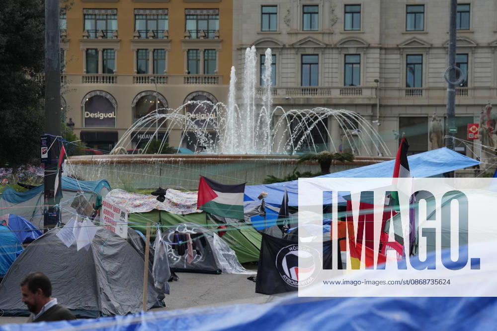 The housing protest camp in Barcelona continues. A general view of the housing protest camp in Plaza Catalunya on October 6, 2026, in Barcelona, Catalonia, Spain. The housing rights encampment in Barcelona’s Plaza Catalunya marks its one-week anniversary this Tuesday. Participants are continuing the protest with no planned end date. OCTOBER 6, 2026 Barcelona Catalonia Barcelona Catalonia Spain
