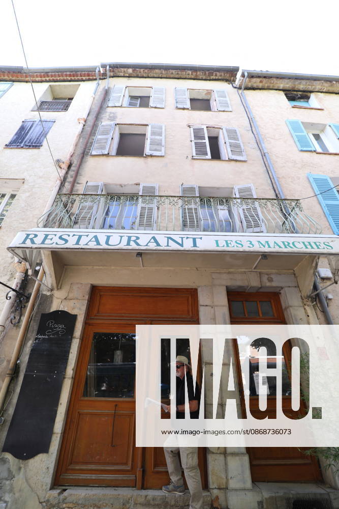 G. Clooney and his wife, A. Clooney, are preparing to open a high-end Italian restaurant in the small village of Cotignac, in the Provence-Alpes-Côte d’Azur region, in 2027, following ongoing renovations. Owner of the Domaine du Canadel in Brignoles since 2021 and a naturalized French citizen since 2025, G. Clooney has acquired the property at 11 Cours Gambetta in Cotignac, where the restaurant Les Trois Marches is located. The 65-year-old actor has partnered with Canadian G. Porter, the owner of the Lou Cohen hotel. Franz Chavaroche, Bestimage. G. Clooney and his wife, A. Clooney, are preparing to open an upscale Italian restaurant in the small village of Cotignac in the Provence-Alpes-Côte d’Azur region in 2027, following ongoing renovat