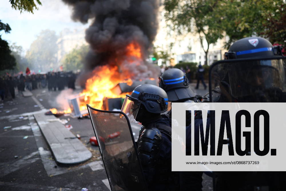 Student Demonstration - Paris Clashes on the sidelines of the students protest against the current state of public education, once again, on October 6, 2026, in Paris, France. They demand more resources for the national education system, and raise against the far right party - le Rassemblement National. Photo by Raphael Lafargue ABACAPRESS.COM Paris France