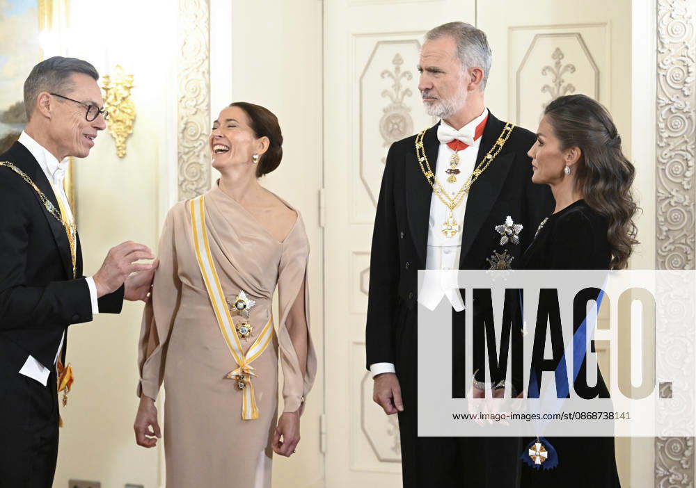 LKS 20261006 Finland s President Alexander Stubb (left) and his wife Suzanne Innes-Stubb (2nd left) and Spain s King Felipe (2nd right) and Queen Letizia (right) before the dinner at the Presidential Palace in Helsinki, Finland, on October 6, 2026. Spain s King Felipe and Queen Letizia are on a two-day state visit to Finland. - HEIKKI SAUKKOMAA Helsinki Finland