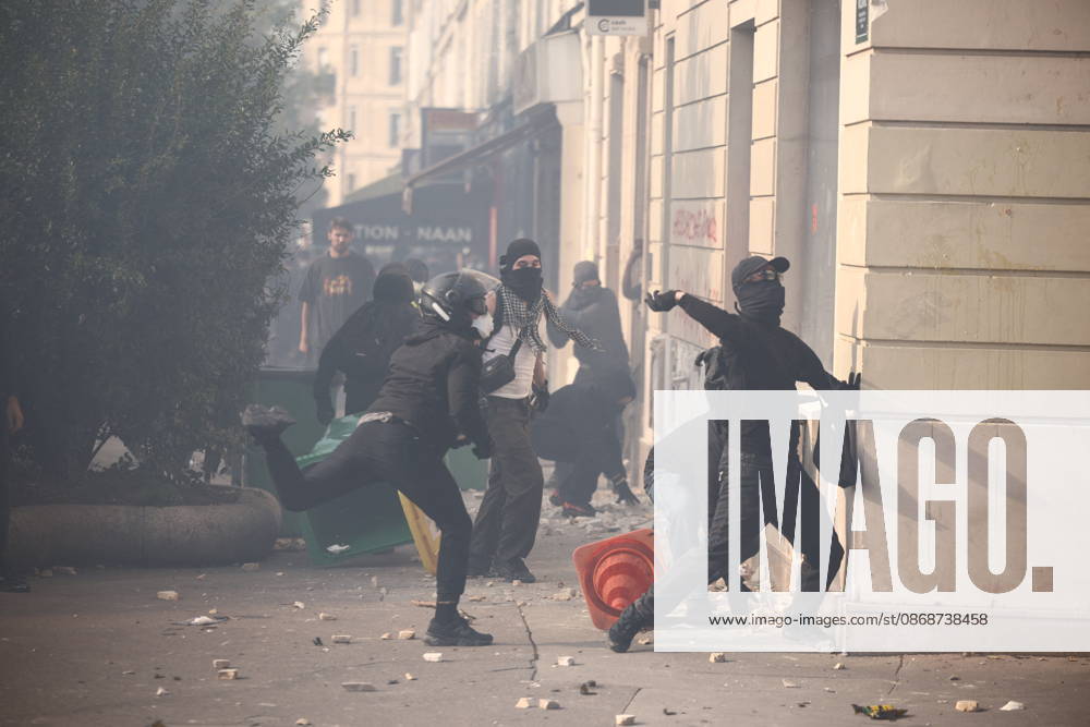 Student Demonstration - Paris Clashes on the sidelines of the students protest against the current state of public education, once again, on October 6, 2026, in Paris, France. They demand more resources for the national education system, and raise against the far right party - le Rassemblement National. Photo by Raphael Lafargue ABACAPRESS.COM Paris France