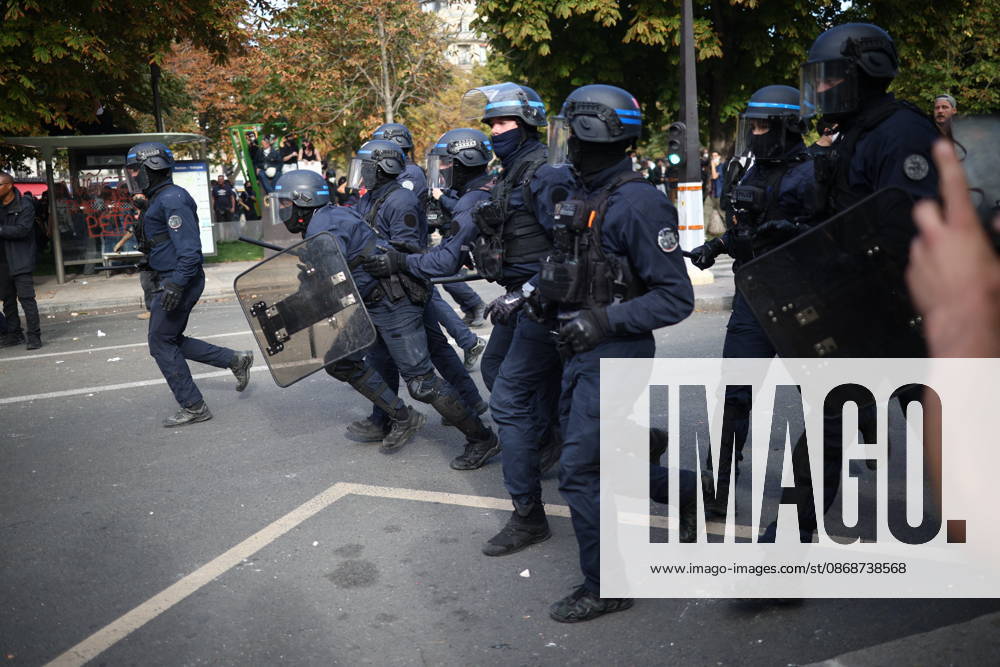 Student Demonstration - Paris Clashes on the sidelines of the students protest against the current state of public education, once again, on October 6, 2026, in Paris, France. They demand more resources for the national education system, and raise against the far right party - le Rassemblement National. Photo by Raphael Lafargue ABACAPRESS.COM Paris France
