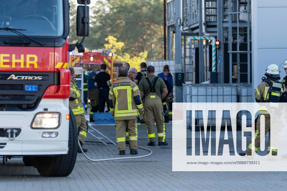 Machine Fire in Warehouse Causes Heavy Smoke; Company Building Evacuated On Tuesday, October 6, 2026, a machine fire broke out in Alzenau in the Aschaffenburg district. The fire started in the electrical system of a machine and caused heavy smoke to fill the warehouse and offices.