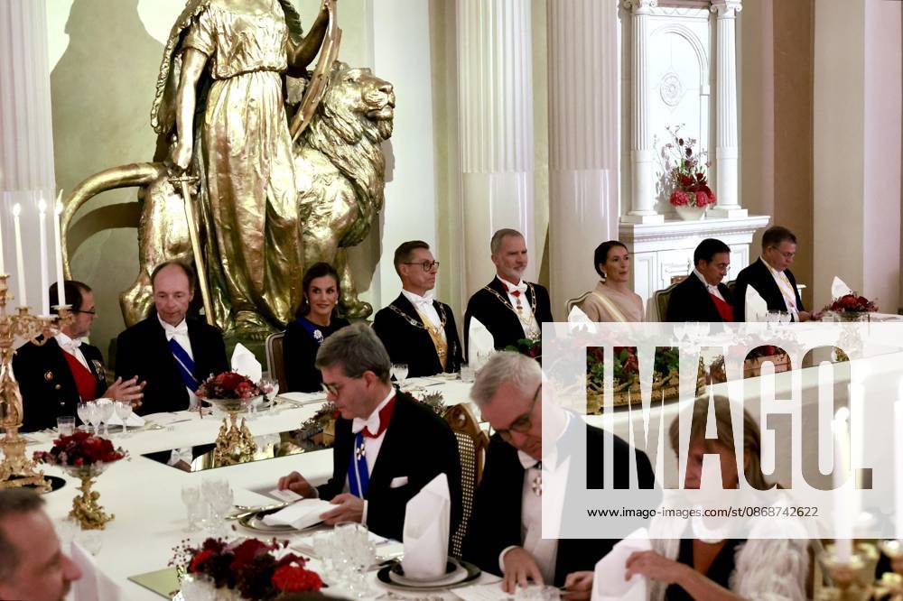 Gala King Felipe and Queen Letizia and President Alexander Stubb and Suzanne Innes-Stubb pose before the dinner at the Presidential palace in Helsinki, Finland. Â