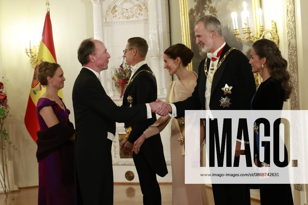 Gala King Felipe and Queen Letizia and President Alexander Stubb and Suzanne Innes-Stubb pose before the dinner at the Presidential palace in Helsinki, Finland. Â