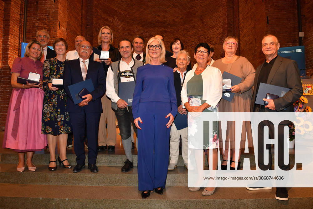 Ulrike Scharf, Bavarian Minister of State, with all the award recipients; Presentation of the Bavarian State Medal for Social Service 2026; All Saints Day; Hofkirche, Munich