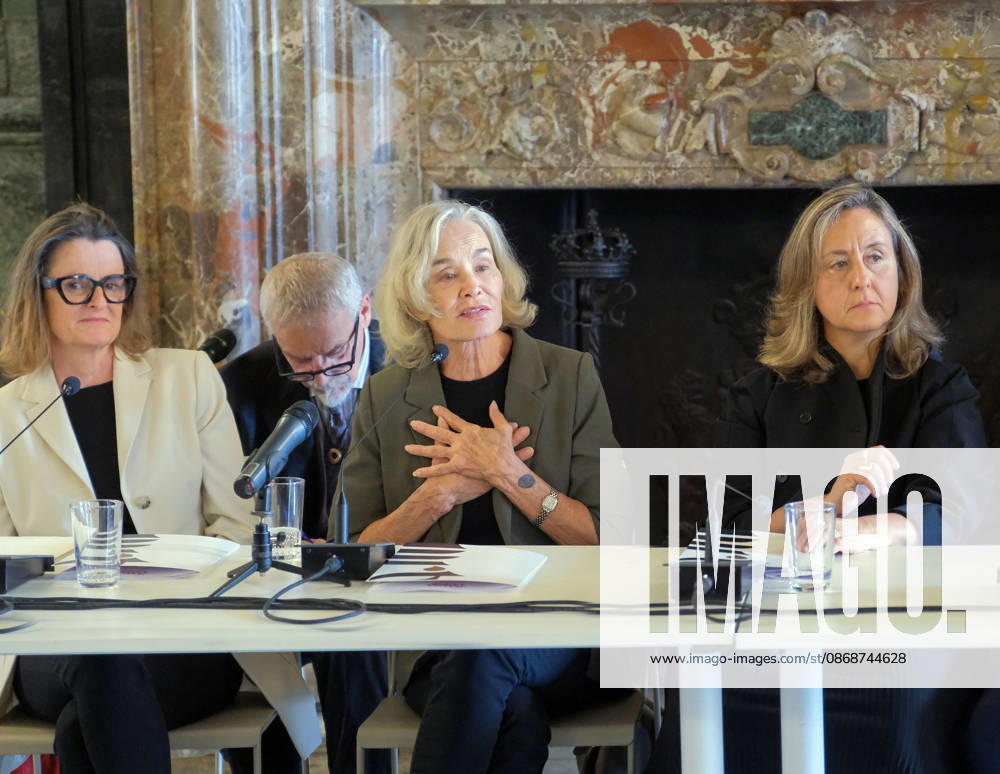 IPA89372959 - Turin: Royal Museums of Turin—presentation of the exhibition *STILL IMAGE*. Photographs by Jessica Lange; pictured here with her on the right is Paola D’Agostino, General Director of the Royal Museums of Turin.
