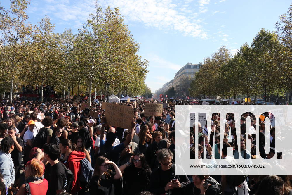 High school and university students protest in Paris PARIS, FRANCE - OCTOBER 6, 2026: Thousands of high school and university students gather at Place de la Republique in Paris, France, on October 6, 2026, during a day of mobilization to protest a lack of resources in the French education system and their study conditions. Teachers, trade unionists and parents also take part in the demonstration. Protesters hold placards and flags as a large police presence is deployed around the demonstration. Umit Donmez Anadolu Paris France. Editorial use only. Please get in touch for any other usage.