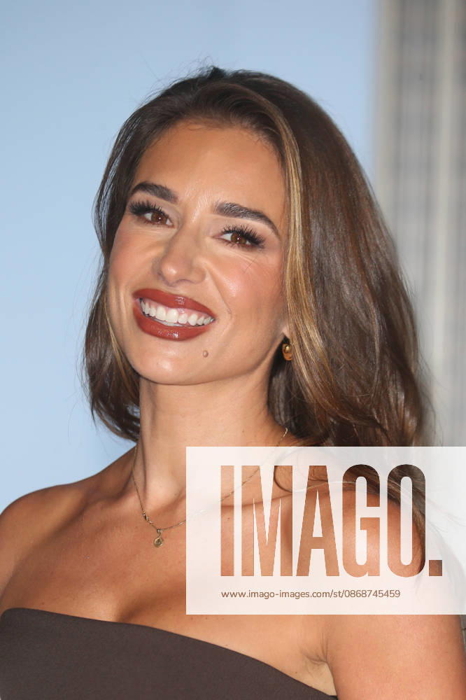 JESSIE JAMES DECKER visited the Empire State Building to promote her new family cook book ‘The Secret Sauceâ New York USA - ZUMAh16_ 20261006_zaf_h16_053