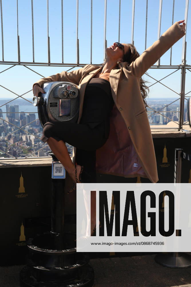 JESSIE JAMES DECKER visited the Empire State Building to promote her new family cook book ‘The Secret Sauceâ New York USA - ZUMAh16_ 20261006_zaf_h16_060