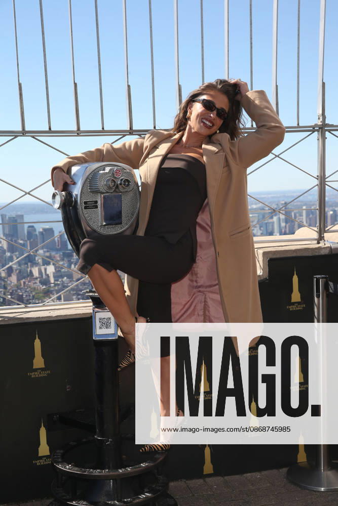 JESSIE JAMES DECKER visited the Empire State Building to promote her new family cook book ‘The Secret Sauceâ New York USA - ZUMAh16_ 20261006_zaf_h16_062