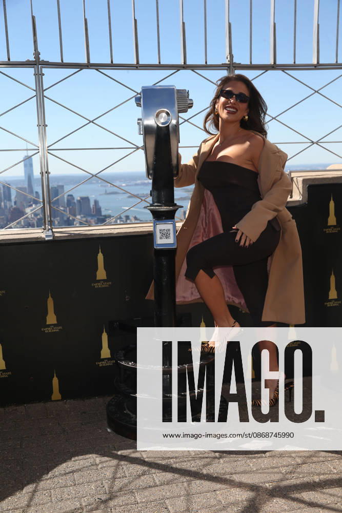 JESSIE JAMES DECKER visited the Empire State Building to promote her new family cook book ‘The Secret Sauceâ New York USA - ZUMAh16_ 20261006_zaf_h16_066