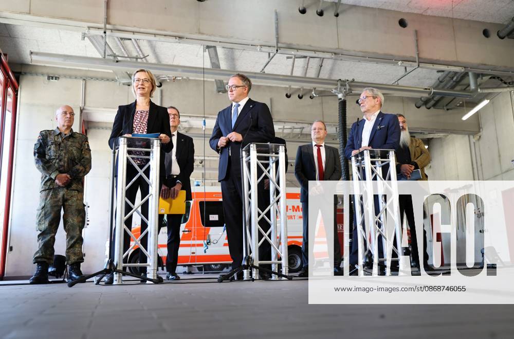 Regierungsmedienkonferenz 06.10.2026, Erfurt, Gefahrenabwehrzentrum Sued, Fahrzeughalle, die Landesregierung besser gegen hybride Bedrohungen, Cyberangriffe und Drohnen absichern, erstmals tritt das Thueringer Sicherheitskabinett zusammen, unter dem Leitgedanken Thueringen resilient machen beraten alle Mitglieder der Landesregierung gemeinsam mit Vertretern der Thueringer Sicherheitsbehoerden (Polizei, Landeskriminalamt, Verfassungsschutz, Landesverwaltungsamt und Landeskommando der Bundeswehr) über 11 Punkte fuer Schutz und Vorsorge Regierungsmedienkonferenz im Anschluss an das Sicherheitskabinett, bei der ueber die wichtigsten Ergebnisse informiert wird im Bild: Finanzministerin Katja Wolf (Thueringen.Gerecht), Ministerpraesident Mario V
