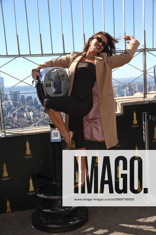 JESSIE JAMES DECKER visited the Empire State Building to promote her new family cook book ‘The Secret Sauceâ New York USA - ZUMAh16_ 20261006_zaf_h16_063