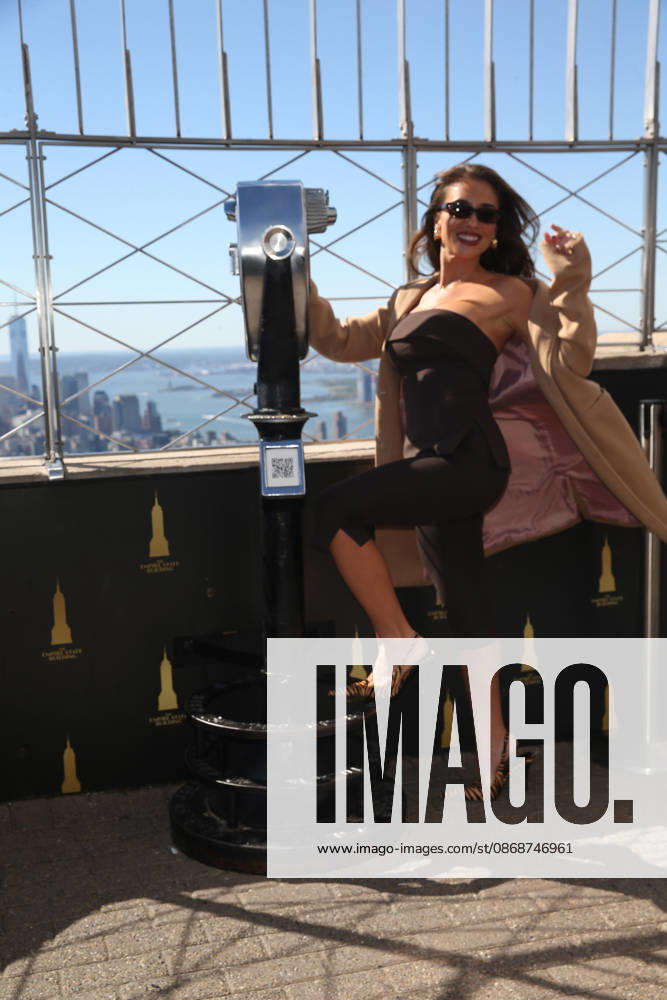 JESSIE JAMES DECKER visited the Empire State Building to promote her new family cook book ‘The Secret Sauceâ New York USA - ZUMAh16_ 20261006_zaf_h16_064