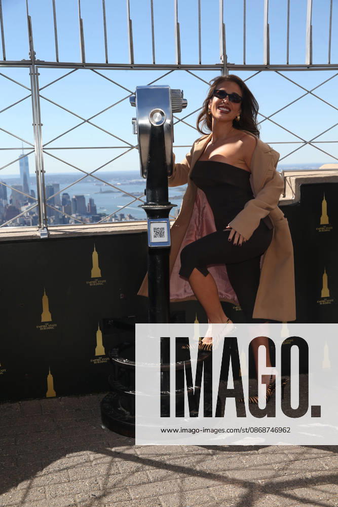 JESSIE JAMES DECKER visited the Empire State Building to promote her new family cook book ‘The Secret Sauceâ New York USA - ZUMAh16_ 20261006_zaf_h16_065