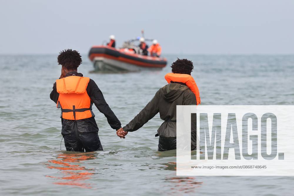 Small Boat Migrants Depart PHOTOPQR VOIX DU NORD Marc Demeure October 6, 2026 Gravelines, October 6, 2026 Migrants attempt to board a semi-rigid boat that has come to pick them up. Having departed from the beaches of Dunkirk with about twenty people, the small boat approaches the beach at Gravelines to pick up other would-be exiles bound for England, including women and children. Photo by MARC DEMEURE, La Voix du Nord, Gravelines, northern France, Oct. 6, 2026 Migrants attempt to board a semi-rigid inflatable boat that has come to pick them up. Having left the beaches of Dunkirk with about twenty people on board, the small boat approaches the beach at Gravelines to pick up other would-be migrants bound for England, including women and chil