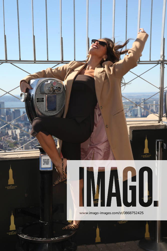 JESSIE JAMES DECKER visited the Empire State Building to promote her new family cook book The Secret Sauce. New York USA - ZUMAh16_ 20261006_zaf_h16_061