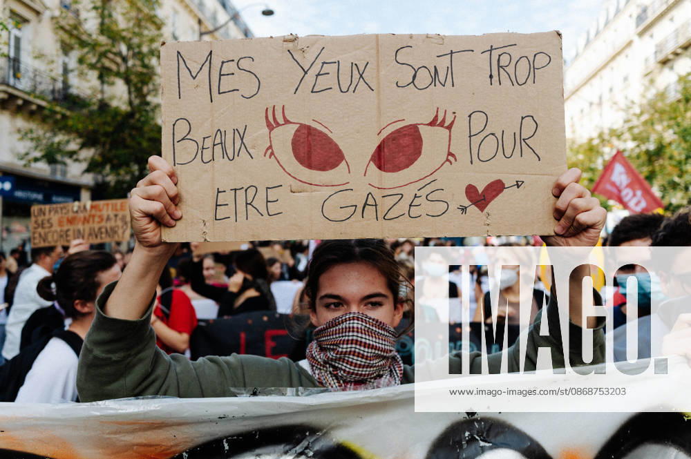 Young people holding placards during the demonstration, condemning the police violence they believe they are subjected to. As part of the nationwide student protest, the march in Paris on Tuesday drew between 56,000 and 100,000 demonstrators, according to the Ministry of the Interior and the organising secondary school and student organisations (USL, FAGE, Union étudiante, UNEF). The demonstration proceeded peacefully, despite a few scuffles at Place de la Nation. - 06 10 2026 - France Ile-de-France (region) Paris - JanxSchmidt-Whitley LexPictorium LePictorium_0342005