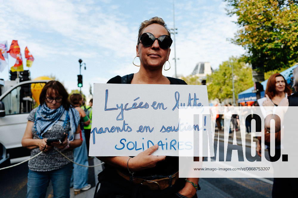 A mother shows her solidarity with the students and secondary school pupils. As part of the nationwide student protest, the march in Paris on Tuesday drew between 56,000 and 100,000 demonstrators, according to the Ministry of the Interior and the organising secondary school and student organisations (USL, FAGE, Union étudiante, UNEF). The demonstration proceeded peacefully, despite a few scuffles at Place de la Nation. - 06 10 2026 - France Ile-de-France (region) Paris - JanxSchmidt-Whitley LexPictorium LePictorium_0342009