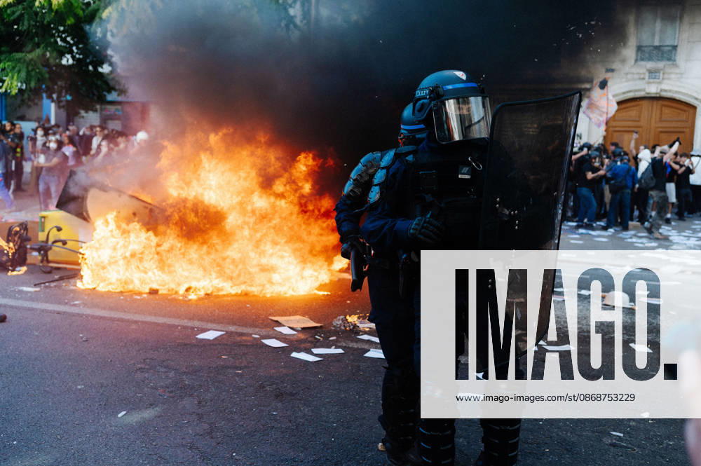 Police officers in front of one of the few barricades at the demonstration. As part of the nationwide student protest, the march in Paris on Tuesday drew between 56,000 and 100,000 demonstrators, according to the Ministry of the Interior and the organising secondary school and student organisations (USL, FAGE, Union étudiante, UNEF). The demonstration proceeded peacefully, despite a few scuffles at Place de la Nation. - 06 10 2026 - France Ile-de-France (region) Paris - JanxSchmidt-Whitley LexPictorium LePictorium_0342032