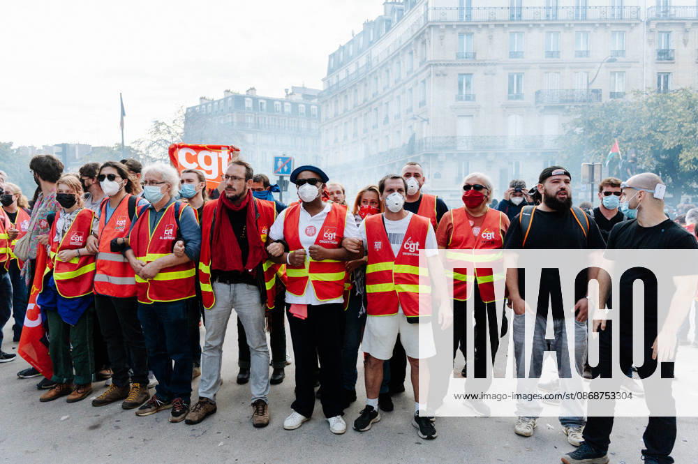 As part of the nationwide student protest, the march in Paris on Tuesday drew between 56,000 and 100,000 demonstrators, according to the Ministry of the Interior and the organising secondary school and student organisations (USL, FAGE, Union étudiante, UNEF). The demonstration proceeded peacefully, despite a few scuffles at Place de la Nation. - 06 10 2026 - France Ile-de-France (region) Paris - JanxSchmidt-Whitley LexPictorium LePictorium_0342041