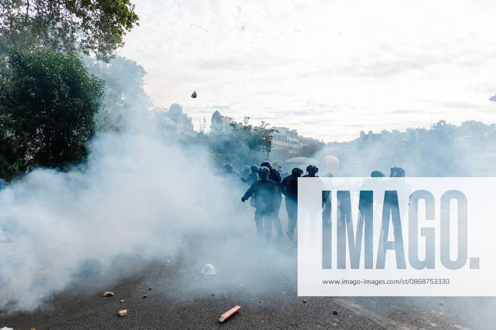 As part of the nationwide student protest, the march in Paris on Tuesday drew between 56,000 and 100,000 demonstrators, according to the Ministry of the Interior and the organising secondary school and student organisations (USL, FAGE, Union étudiante, UNEF). The demonstration proceeded peacefully, despite a few scuffles at Place de la Nation. - 06 10 2026 - France Ile-de-France (region) Paris - JanxSchmidt-Whitley LexPictorium LePictorium_0342044
