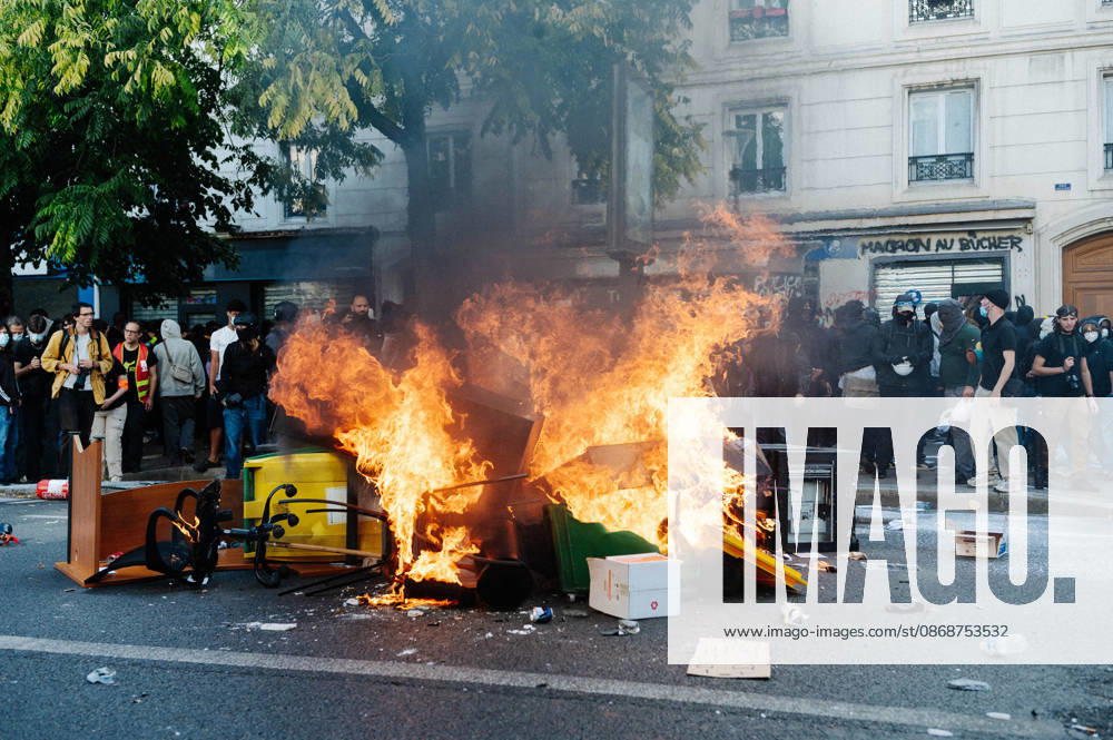 One of the few bonfires at the demonstration. As part of the nationwide student protest, the march in Paris on Tuesday drew between 56,000 and 100,000 demonstrators, according to the Ministry of the Interior and the organising secondary school and student organisations (USL, FAGE, Union étudiante, UNEF). The demonstration proceeded peacefully, despite a few scuffles at Place de la Nation. - 06 10 2026 - France Ile-de-France (region) Paris - JanxSchmidt-Whitley LexPictorium LePictorium_0342031