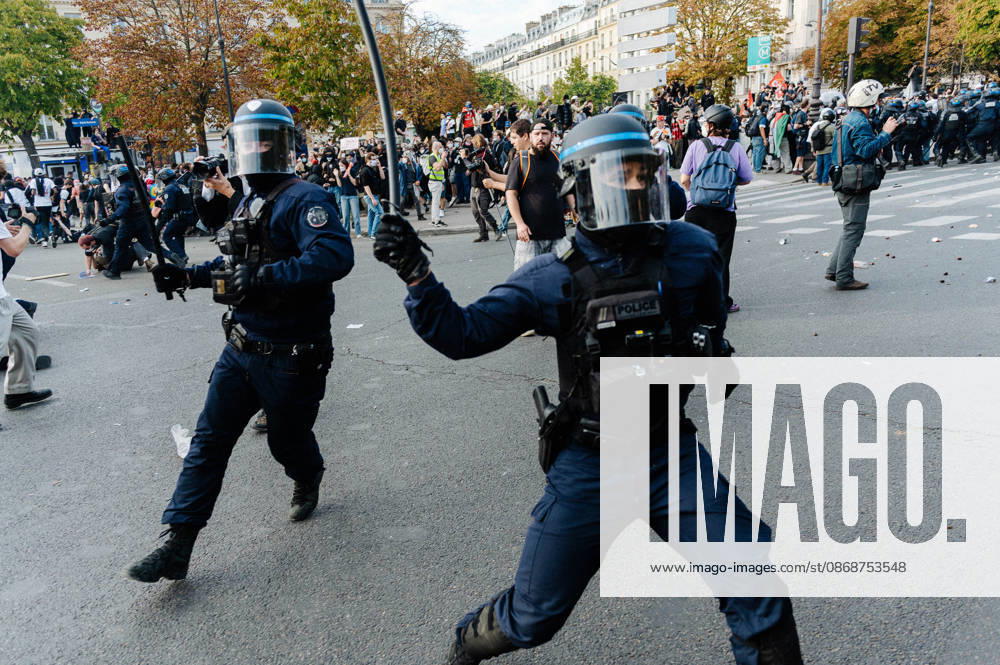 As part of the nationwide student protest, the march in Paris on Tuesday drew between 56,000 and 100,000 demonstrators, according to the Ministry of the Interior and the organising secondary school and student organisations (USL, FAGE, Union étudiante, UNEF). The demonstration proceeded peacefully, despite a few scuffles at Place de la Nation. - 06 10 2026 - France Ile-de-France (region) Paris - JanxSchmidt-Whitley LexPictorium LePictorium_0342050