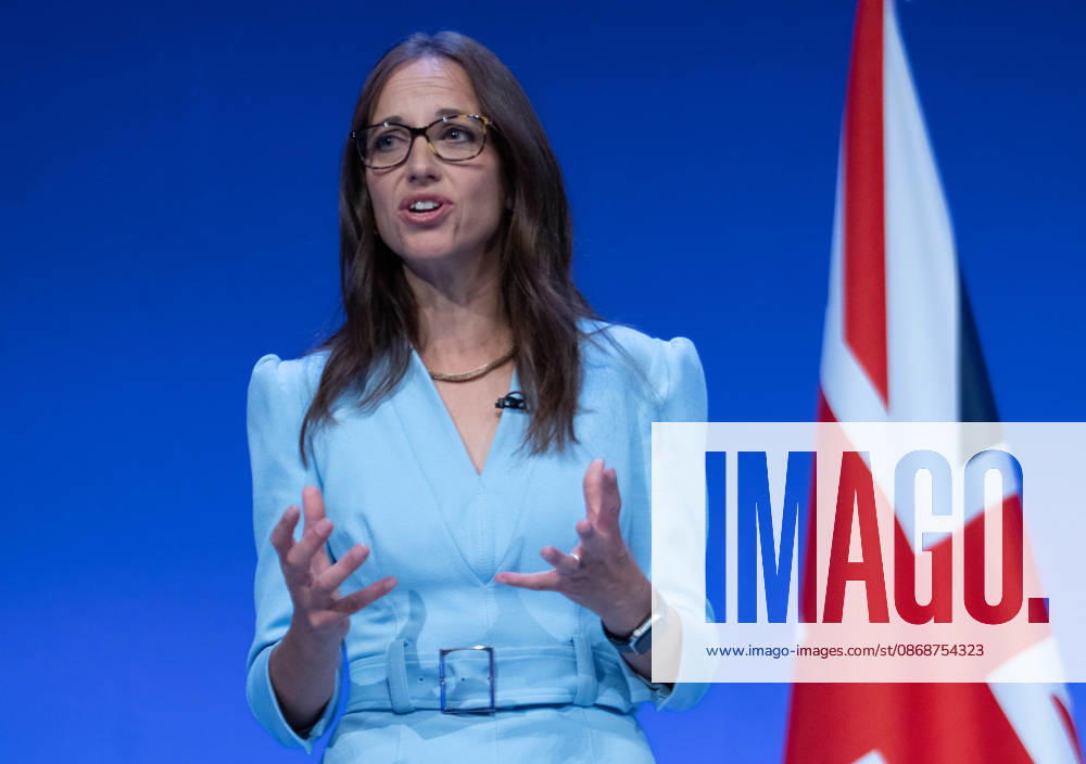 Helen Whately Shadow Secretary of State for Work and Pensions of the United Kingdom addresses the audience. The session Defending Britain in a More Dangerous World took place on the main stage at the Conservative Party Conference at the ICC Birmingham. It featured key shadow cabinet figures including Tom Tugendhat, Helen Whately , James Cartlidge, and Alex Burghart , as well as a performance by St Mary s Ukrainian School choir. They were also joined by Yehor Cherniev, Ukrainian MP and Professor Niall Ferguson Birmingham United Kingdom - ZUMAs197 20261006_aaa_s197_115