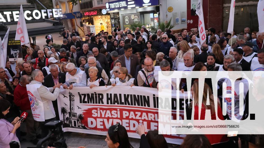 °Zmir, To¼rkiye: IZMIR, TURKEY, OCTOBER 5, 2026: Protesters gather outside the Turkan Saylan Cultural Center in Izmir to oppose reports that Izmir Metropolitan Mayor Cemil Tugay could join President Recep Tayyip Erdogan s ruling AKP. Trade unions, professional organizations, political groups and civil society representatives joined the demonstration after police prevented participants from holding a planned march in Konak. Tugay resigned from the CHP in June and has since served as an independent mayor. Protesters called on him to resign rather than change his political affiliation while remaining in office. °Zmir Türkiye - ZUMAq101 20261006_zna_q101_147