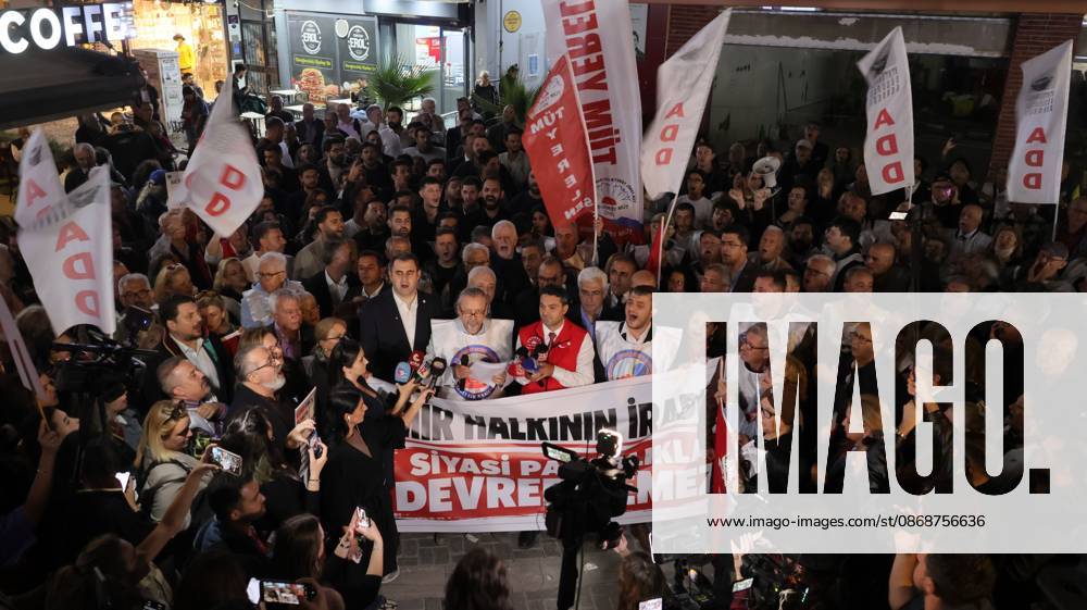 °Zmir, To¼rkiye: IZMIR, TURKEY, OCTOBER 5, 2026: Protesters gather outside the Turkan Saylan Cultural Center in Izmir to oppose reports that Izmir Metropolitan Mayor Cemil Tugay could join President Recep Tayyip Erdogan s ruling AKP. Trade unions, professional organizations, political groups and civil society representatives joined the demonstration after police prevented participants from holding a planned march in Konak. Tugay resigned from the CHP in June and has since served as an independent mayor. Protesters called on him to resign rather than change his political affiliation while remaining in office. °Zmir Türkiye - ZUMAq101 20261006_zna_q101_151