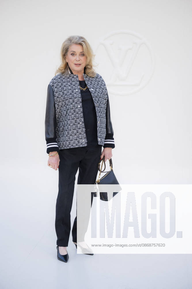 Louis Vuitton - Photocall - Paris Fashion Week EB Catherine Deneuve attends the Louis Vuitton Womenswear Spring Summer 2027 show as part of Paris Fashion Week on October 06, 2026 in Paris, France. Photo by Eliot Blondet ABACAPRESS.COM Paris France France