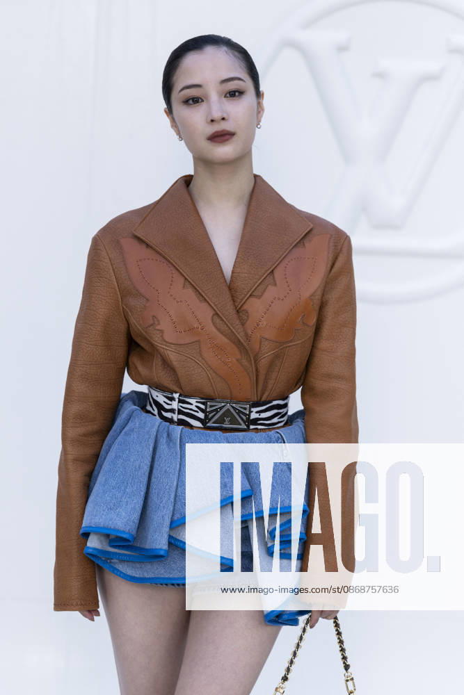 Suzu Hirose at the photocall for the Louis Vuitton Spring Summer 2027 Women’s Ready-to-Wear collection show during Paris Fashion Week (PFW) at the Cité internationale universitaire de Paris, France, on October 6, 2026. Olivier Borde, Bestimage. Photocall at the Louis Vuitton Women’s Ready-to-Wear Spring Summer 2027 show as part of Paris Fashion Week on October 6, 2026, in Paris, France.