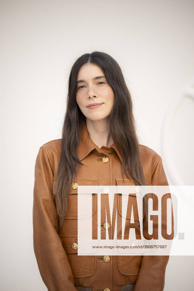 Louis Vuitton - Photocall - Paris Fashion Week EB Danielle Haim attends the Louis Vuitton Womenswear Spring Summer 2027 show as part of Paris Fashion Week on October 06, 2026 in Paris, France. Photo by Eliot Blondet ABACAPRESS.COM Paris France France