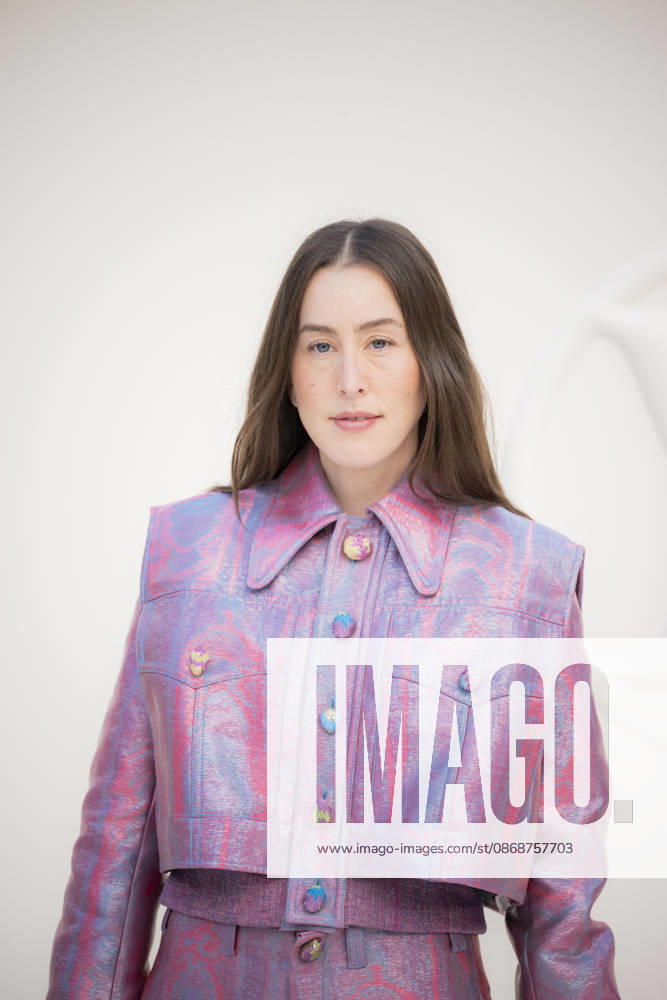 Louis Vuitton - Photocall - Paris Fashion Week EB Alana Haim attends the Louis Vuitton Womenswear Spring Summer 2027 show as part of Paris Fashion Week on October 06, 2026 in Paris, France. Photo by Eliot Blondet ABACAPRESS.COM Paris France France