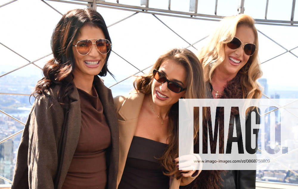 NEW YORK, NY- OCTOBER 6: Sydney Rae Bass, Jessie James Decker and Karen Parker at the Empire State Building to Celebrate the Release of New Cookbook The Secret Sauce: A Family Cookbook Seasoned with Love on October 6, 2026 in New York City. Credit: AdMedia New York City USA - ZUMAa123 20261006_zaa_a123_012
