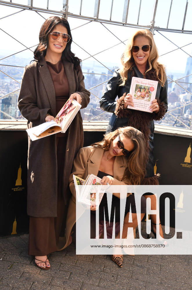 NEW YORK, NY- OCTOBER 6: Sydney Rae Bass, Jessie James Decker and Karen Parker at the Empire State Building to Celebrate the Release of New Cookbook The Secret Sauce: A Family Cookbook Seasoned with Love on October 6, 2026 in New York City. Credit: AdMedia New York City USA - ZUMAa123 20261006_zaa_a123_020