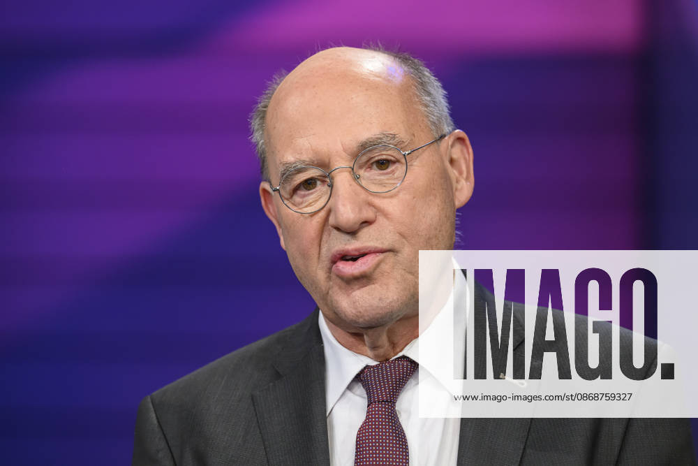 Pictured, from left: Gregor Gysi, Member of the Bundestag for Die Linke, GER, Berlin, studio, guest on Maischberger, political talk show, TV, program, with host Sandra Maischberger, Das Erste, from Adlershof Am Studio 20, October 6, 2026,
