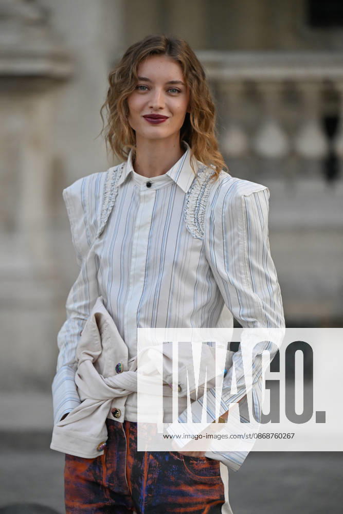 PFW Louis Vuitton Outside Arrivals Giulia Maenza arriving at Louis Vuitton show during Paris Fashion Week, in Paris, France on 6 October 2026. Photo by Julien Reynaud APS-Medias ABACAPRESS.COM Paris France