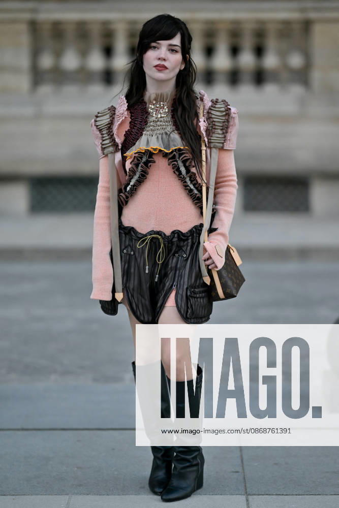 PFW Louis Vuitton Outside Arrivals Sophie Thatcher arriving at Louis Vuitton show during Paris Fashion Week, in Paris, France on 6 October 2026. Photo by Julien Reynaud APS-Medias ABACAPRESS.COM Paris France