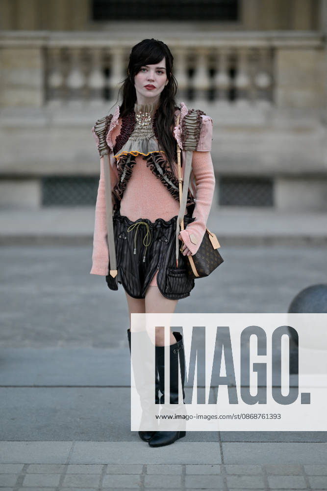 PFW Louis Vuitton Outside Arrivals Sophie Thatcher arriving at Louis Vuitton show during Paris Fashion Week, in Paris, France on 6 October 2026. Photo by Julien Reynaud APS-Medias ABACAPRESS.COM Paris France