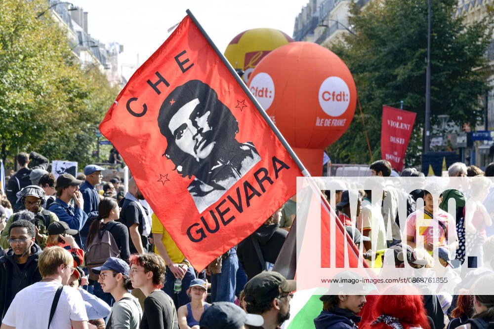 Demonstranten bei einer Schüler- und Studentendemonstration, Paris, Place de la RÃ publique 20261006tf033 Demonstranten mit Flagge bei einer Schüler- und Studentendemonstration Schüler Studenten Jugendliche Jugend protestieren gegen die Kürzung des Budget des Bildungssystems Schulpolitik Missstände Bewegung Schulproteste Demonstration, Protest, Schüler, Studenten, Bildungswesen, Bildungssystem, Bildungsetat, Budgetkürzung, Bildungsbudget, Protestbewegung, Demonstrierende, politisch, gesellschaftlich, angespannt, konfrontativ, demonstrativ, französisch, urban, kritisch, sozial, bildungspolitisch, protestieren, demonstrieren, fordern, streiken, versammeln, mobilisieren, protestieren, konfrontieren, blockieren, kritisieren, demonstrier