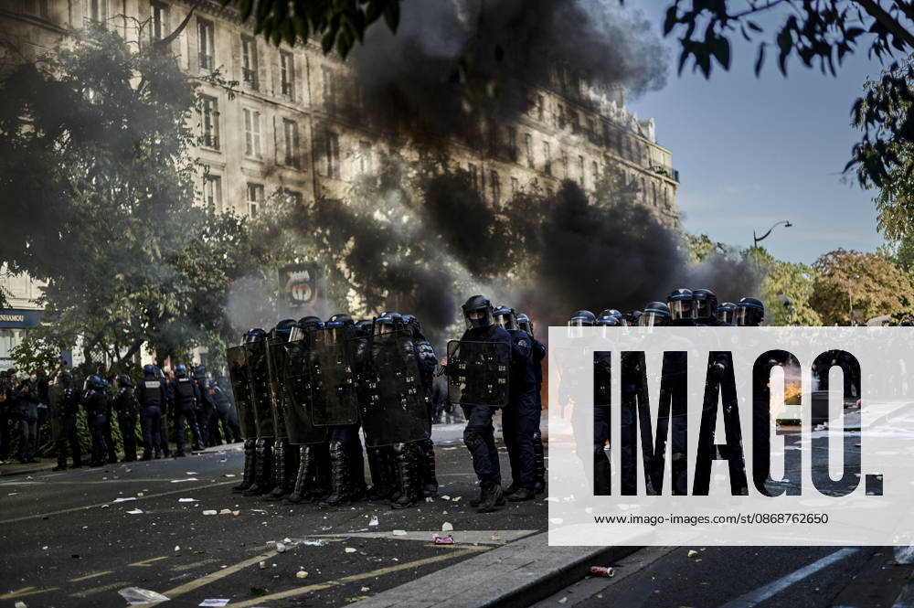 Tensions on the edge of the high school students protest in Paris, on October 6, 2026. - 06 10 2026 - France Ile-de-France (region) Paris - AntoninxBuratx Pictorium LePictorium_0342073