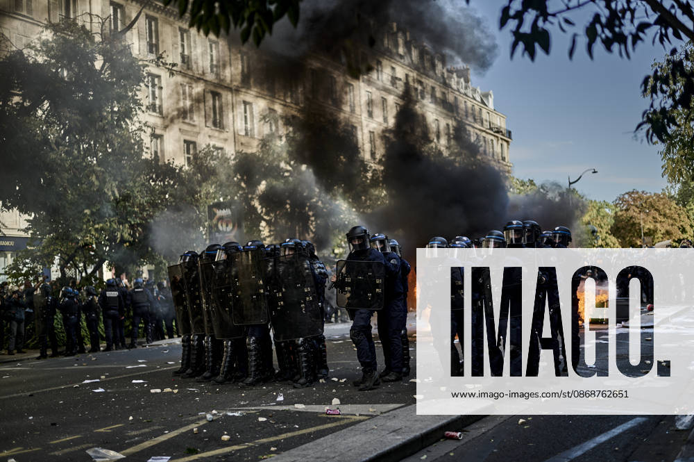 Tensions on the edge of the high school students protest in Paris, on October 6, 2026. - 06 10 2026 - France Ile-de-France (region) Paris - AntoninxBuratx Pictorium LePictorium_0342074